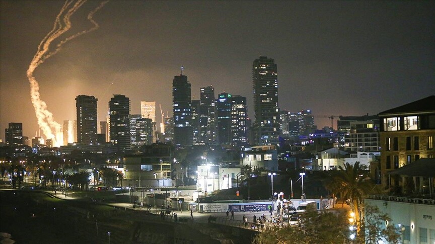 İran, İsrail'in saldırılarına karşılık balistik füze saldırıları başlattı