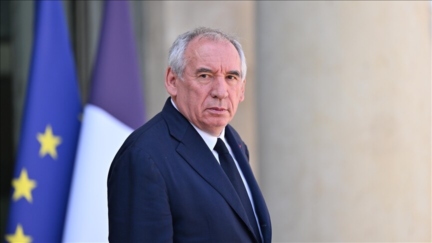 Fransa'da yüksek kamu borcu sorununun eşlik ettiği siyasi kriz hükümetin düşme ihtimaliyle derinleşti