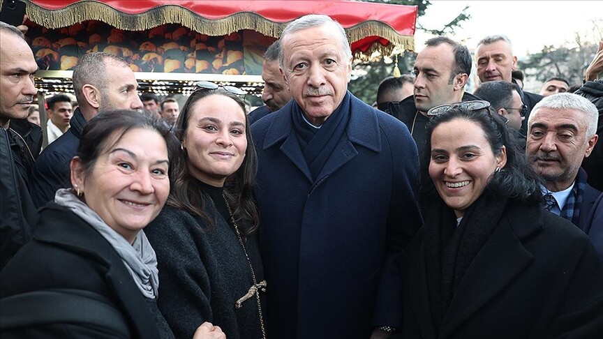 Türkiye Cumhurbaşkanı Erdoğan, Sultanahmet'te vatandaşların kandilini kutladı