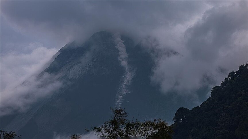 Endonezya'daki Merapi Yanardağı kül püskürttü